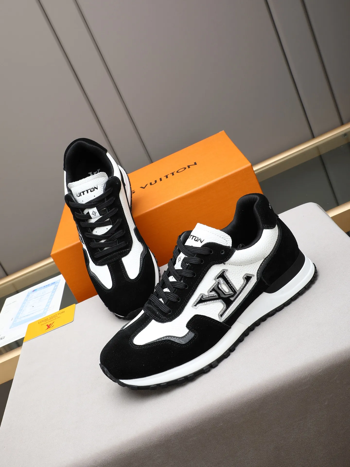 PP600 Louis Vuitton LV Run Men's Sports Shoes LV Run men's sports shoes are made of cowhide leather, low-key and luxurious. The tongue and heel are embellished with classic logos, giving it a full sense of hierarchy. The rubber sole has strong grip and wear resistance, suitable for daily wear or light sports scenes, and has a full sense of quality🎬size: 39-44 (customized at 38.45.46)